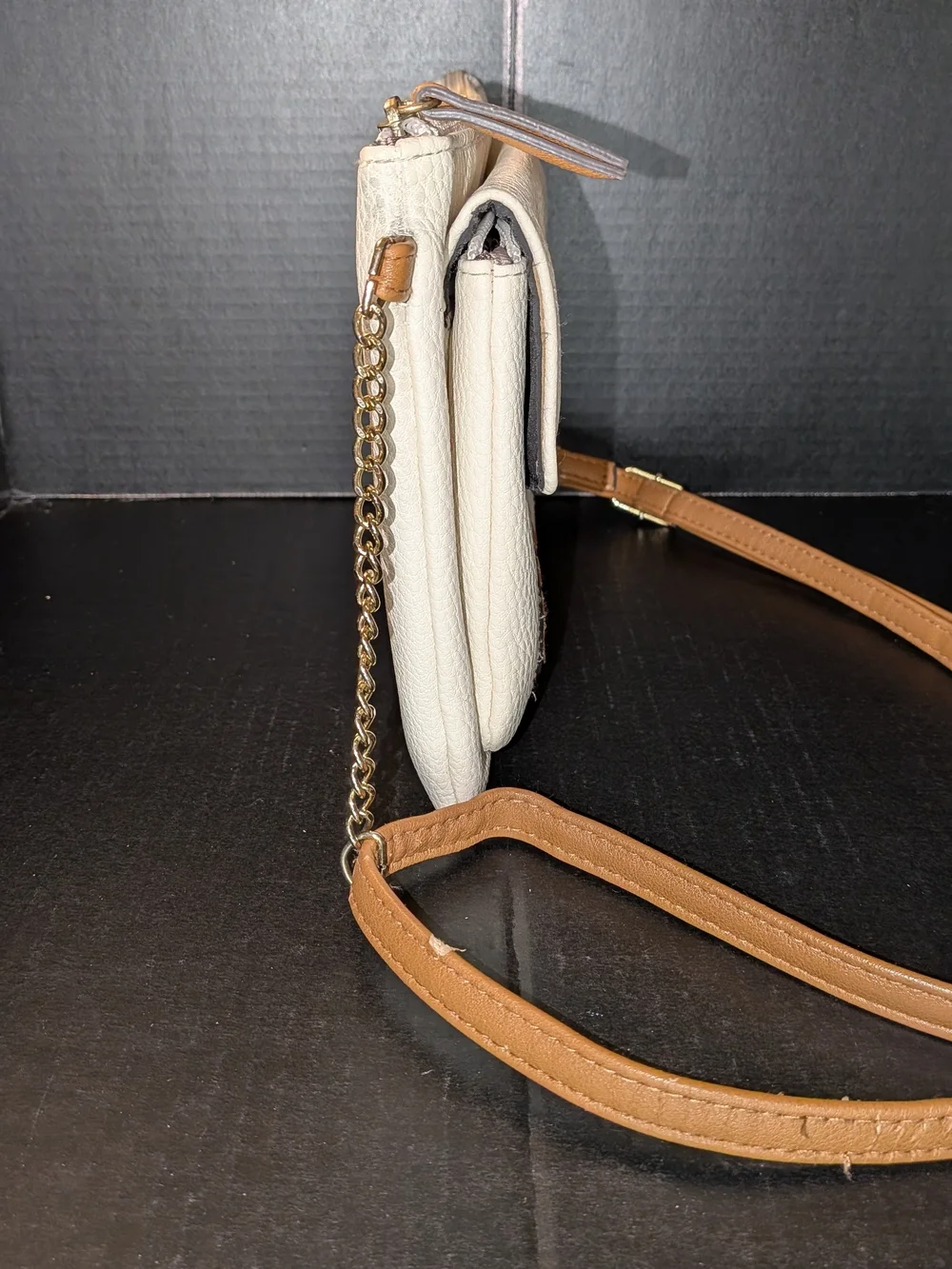 Jessica Simpson Crossbody Adjustable Strap Bag 3 Zip Pockets, 2 Slip Pockets